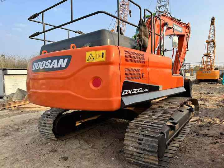 Used Digger DOOSAN DX300 Construction Machinery Construction Digger Used DOOSAN DX300 Cheap Excavator - Pelle sur chenille: photos 3 Used Digger DOOSAN DX300 Construction Machinery Construction Digger Used DOOSAN DX300 Cheap Excavator - Pelle sur chenille: photos 3