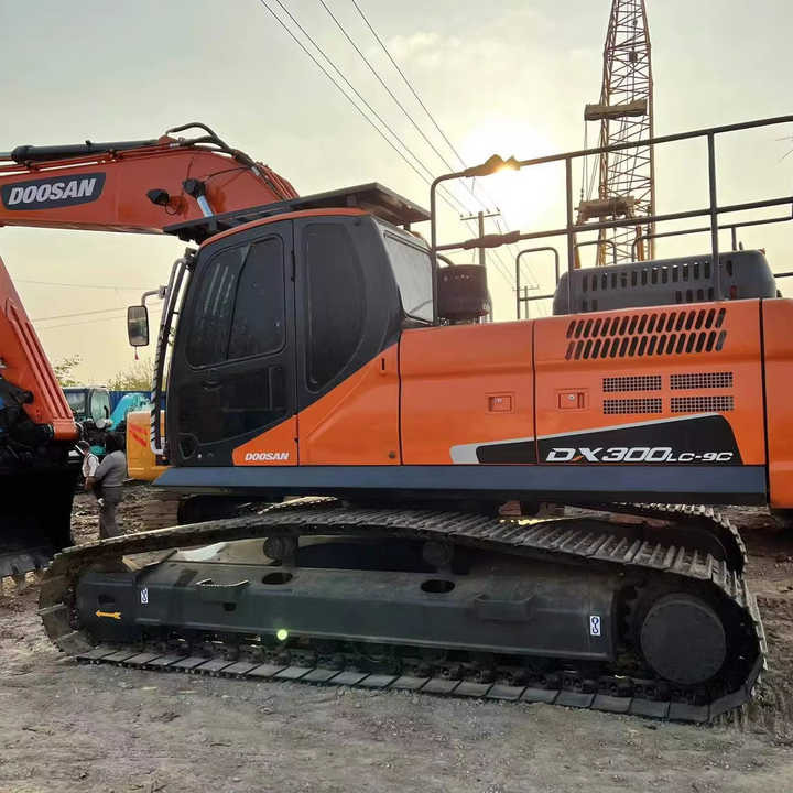 Used Digger DOOSAN DX300 Construction Machinery Construction Digger Used DOOSAN DX300 Cheap Excavator - Pelle sur chenille: photos 1 Used Digger DOOSAN DX300 Construction Machinery Construction Digger Used DOOSAN DX300 Cheap Excavator - Pelle sur chenille: photos 1