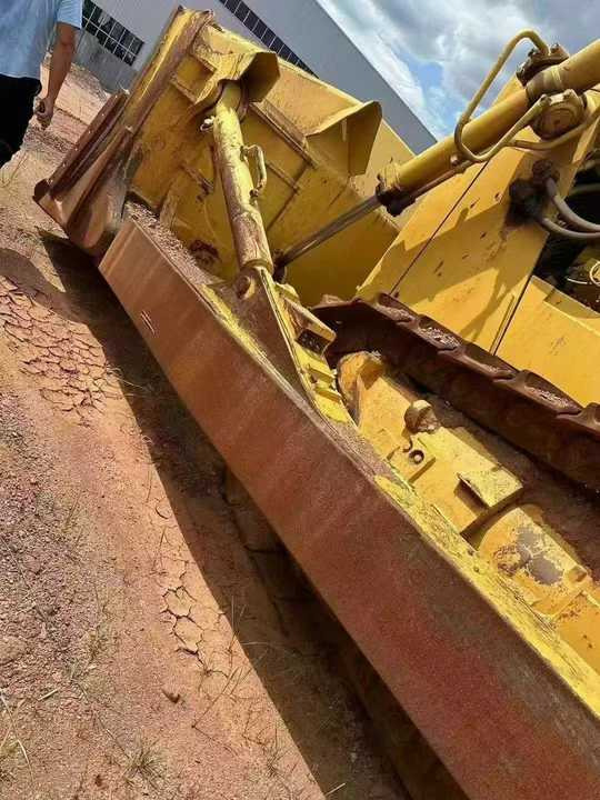 Used Large Komatsu 375 Bulldozer Komatsu D375A Bulldozer Original Paint Strong Power in Very Good Condition Low Price for Sale - Bulldozer: photos 2 Used Large Komatsu 375 Bulldozer Komatsu D375A Bulldozer Original Paint Strong Power in Very Good Condition Low Price for Sale - Bulldozer: photos 2
