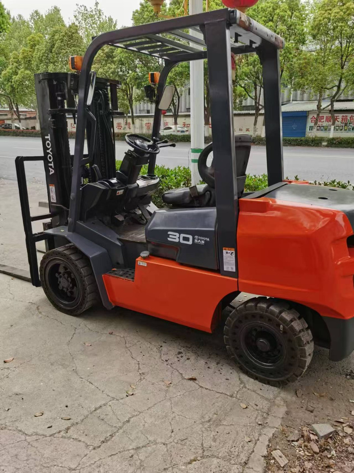 Toyata 3-ton — crédit-bail Toyata 3-ton: photos 12