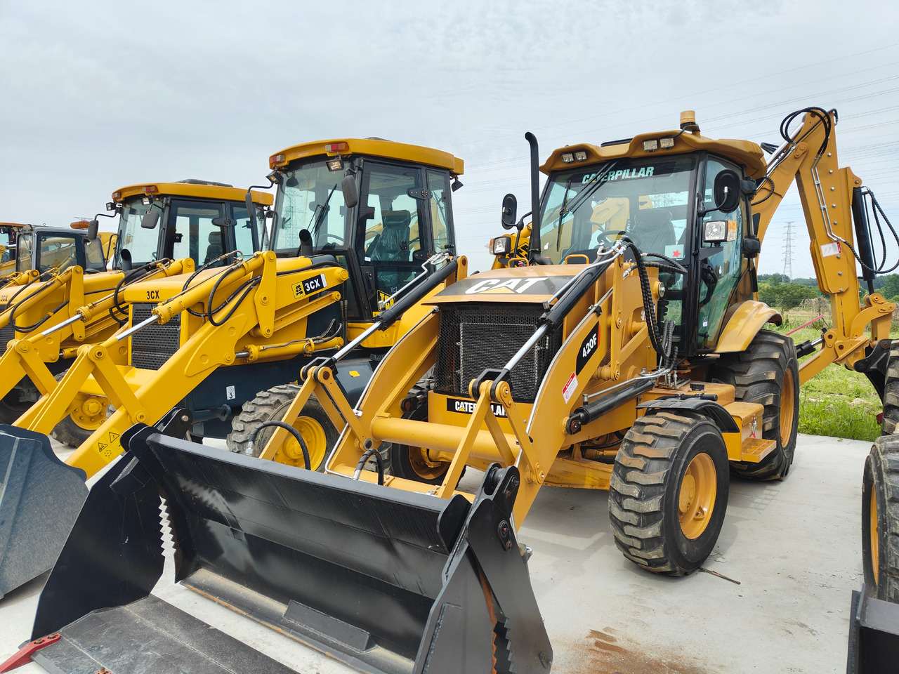 CATERPILLAR 420F backhole loader in stock - Tractopelle: photos 1 CATERPILLAR 420F backhole loader in stock - Tractopelle: photos 1