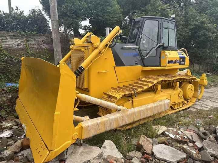 Used Japan Komatsu D85ESS Dozer with Ripper Komatsu D85 Crawler Bulldozer with Excellent Performance Low Price for Sale - Bulldozer: photos 2 Used Japan Komatsu D85ESS Dozer with Ripper Komatsu D85 Crawler Bulldozer with Excellent Performance Low Price for Sale - Bulldozer: photos 2