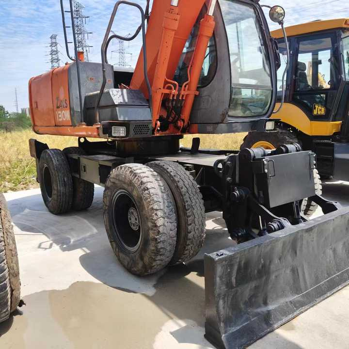 Used Japan Original Brand Hitachi Zx 130w Wheel Excavator Hitachi Zx120 130 200 Excavator for Sale - Pelle sur pneus: photos 1 Used Japan Original Brand Hitachi Zx 130w Wheel Excavator Hitachi Zx120 130 200 Excavator for Sale - Pelle sur pneus: photos 1