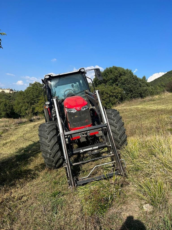 Massey Ferguson 5710  - Tracteur agricole: photos 5 Massey Ferguson 5710  - Tracteur agricole: photos 5