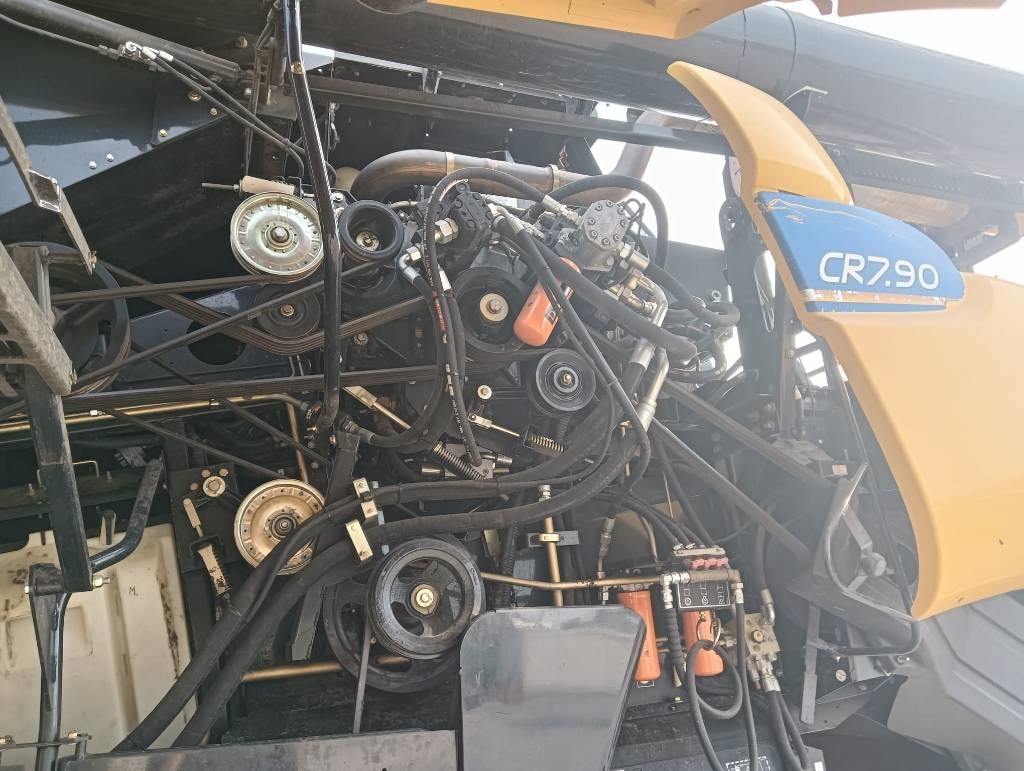 New Holland CR 7.90 - Moissonneuse-batteuse: photos 5 New Holland CR 7.90 - Moissonneuse-batteuse: photos 5