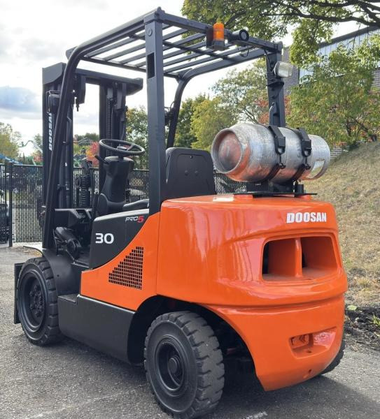 Doosan Chariot élévateur 3t gaz DOOSAN fenwick - Chariot élévateur à gaz: photos 2 Doosan Chariot élévateur 3t gaz DOOSAN fenwick - Chariot élévateur à gaz: photos 2