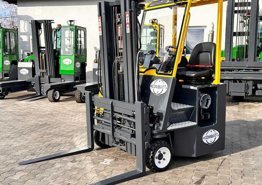 Combilift C3000CB / GAS / TRIPLEX / 4900MM / FREE LIFT / FORK POSITIONER / SIC3000CB / GAS / TRIPLEX / 4900MM / FREE LIFT / FORK POSITIONER / SIDE SHIFT / LIKE NEWDE SHIFT / LIKE NEW - Chariot multidirectionnel: photos 1 Combilift C3000CB / GAS / TRIPLEX / 4900MM / FREE LIFT / FORK POSITIONER / SIC3000CB / GAS / TRIPLEX / 4900MM / FREE LIFT / FORK POSITIONER / SIDE SHIFT / LIKE NEWDE SHIFT / LIKE NEW - Chariot multidirectionnel: photos 1
