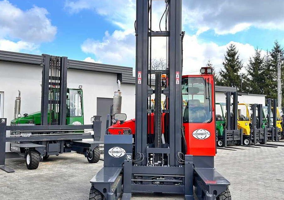 Combilift C4000 / TRIPLEX / 9300MM / FREE LIFT / FORK POSITIONER / GAS / CABIN / LIKE NEW - Chariot multidirectionnel: photos 5 Combilift C4000 / TRIPLEX / 9300MM / FREE LIFT / FORK POSITIONER / GAS / CABIN / LIKE NEW - Chariot multidirectionnel: photos 5