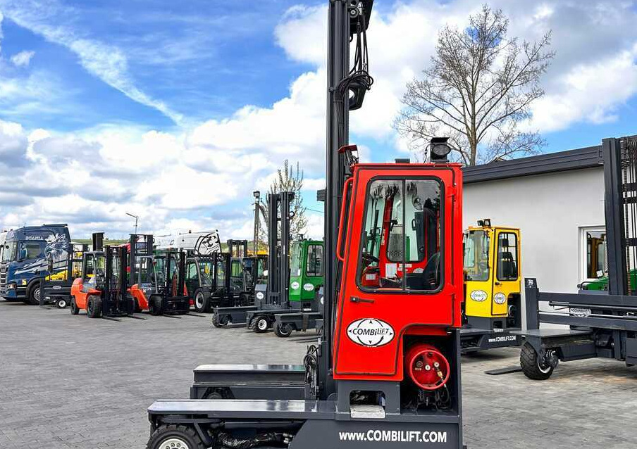 Combilift C4000 / TRIPLEX / 9300MM / FREE LIFT / FORK POSITIONER / GAS / CABIN / LIKE NEW - Chariot multidirectionnel: photos 3 Combilift C4000 / TRIPLEX / 9300MM / FREE LIFT / FORK POSITIONER / GAS / CABIN / LIKE NEW - Chariot multidirectionnel: photos 3