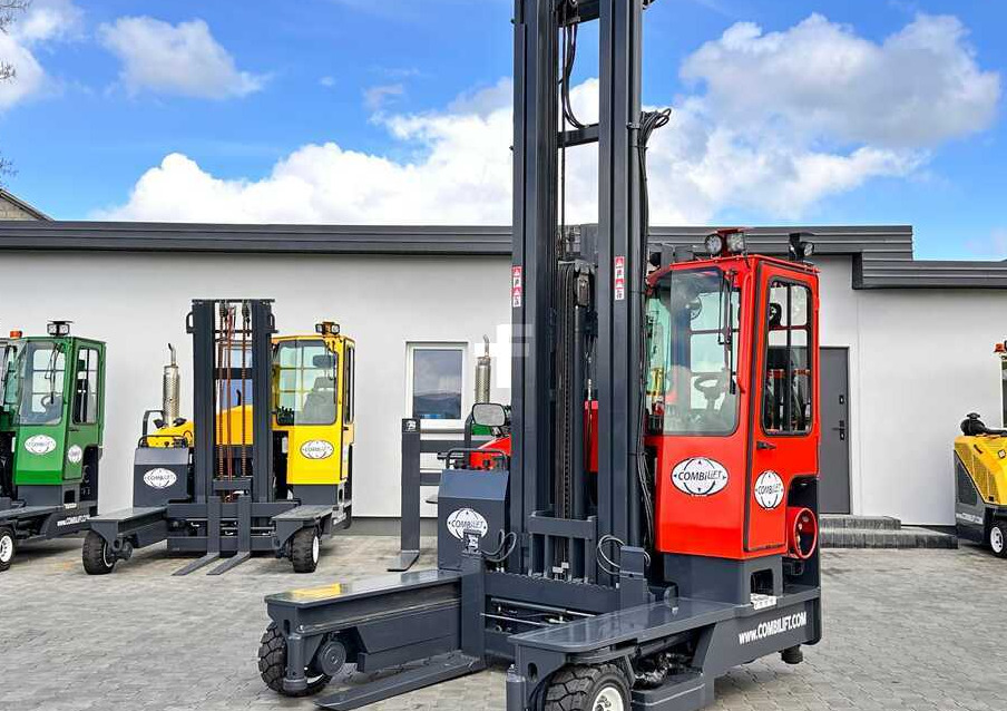 Combilift C4000 / TRIPLEX / 9300MM / FREE LIFT / FORK POSITIONER / GAS / CABIN / LIKE NEW - Chariot multidirectionnel: photos 4 Combilift C4000 / TRIPLEX / 9300MM / FREE LIFT / FORK POSITIONER / GAS / CABIN / LIKE NEW - Chariot multidirectionnel: photos 4
