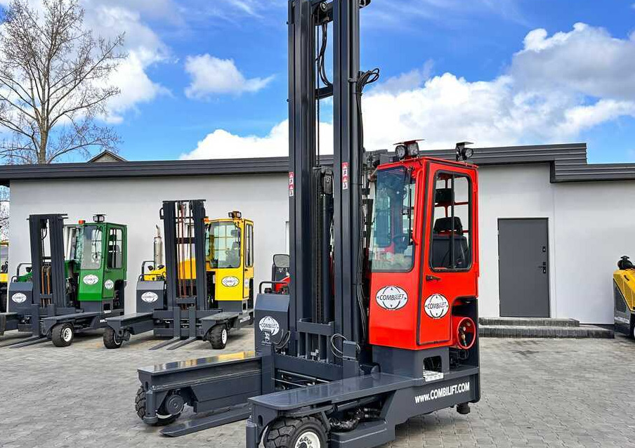 Combilift C4000 / TRIPLEX / 9300MM / FREE LIFT / FORK POSITIONER / GAS / CABIN / LIKE NEW - Chariot multidirectionnel: photos 1 Combilift C4000 / TRIPLEX / 9300MM / FREE LIFT / FORK POSITIONER / GAS / CABIN / LIKE NEW - Chariot multidirectionnel: photos 1
