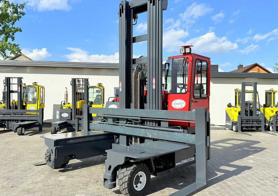Combilift C8000 / GAS / TRIPLEX 8300 / WIDE FORK POSITIRONER / FREE-LIFT / A comprehensive range of four-way and side-loading forklifts. - Chariot multidirectionnel: photos 1 Combilift C8000 / GAS / TRIPLEX 8300 / WIDE FORK POSITIRONER / FREE-LIFT / A comprehensive range of four-way and side-loading forklifts. - Chariot multidirectionnel: photos 1