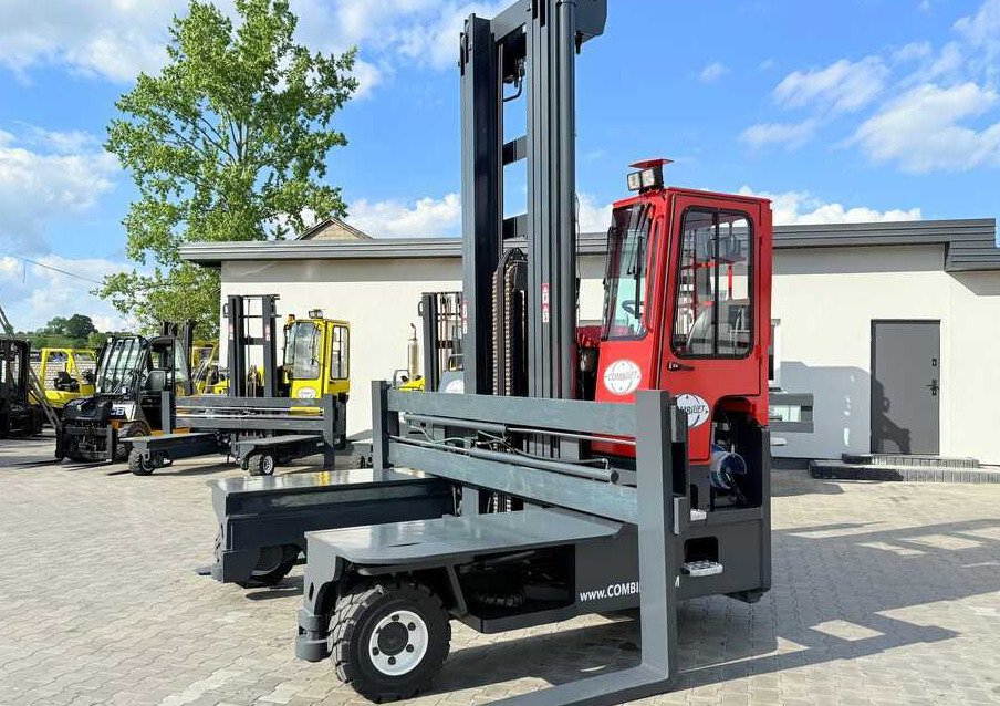 Combilift C8000 / GAS / TRIPLEX 8300 / WIDE FORK POSITIRONER / FREE-LIFT / A comprehensive range of four-way and side-loading forklifts. - Chariot multidirectionnel: photos 2 Combilift C8000 / GAS / TRIPLEX 8300 / WIDE FORK POSITIRONER / FREE-LIFT / A comprehensive range of four-way and side-loading forklifts. - Chariot multidirectionnel: photos 2