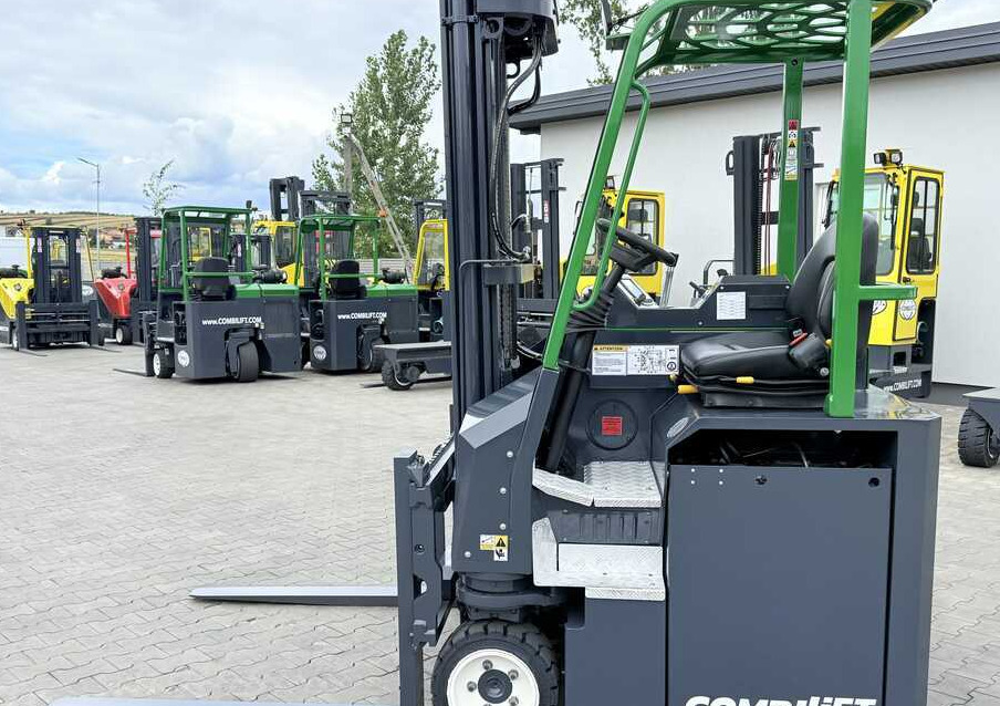 Combilift CBE2500 / TRIPLEX / 5500MM / FREE LIFT / ELECTRIC DRIVE / ONLY 2300 MTH / POSITIONER / SIDE SHIFT / NEW TYRES / LIKE NEW A wide range of four-way and side loaders, tailored to diverse needs - Chariot multidirectionnel: photos 3 Combilift CBE2500 / TRIPLEX / 5500MM / FREE LIFT / ELECTRIC DRIVE / ONLY 2300 MTH / POSITIONER / SIDE SHIFT / NEW TYRES / LIKE NEW A wide range of four-way and side loaders, tailored to diverse needs - Chariot multidirectionnel: photos 3