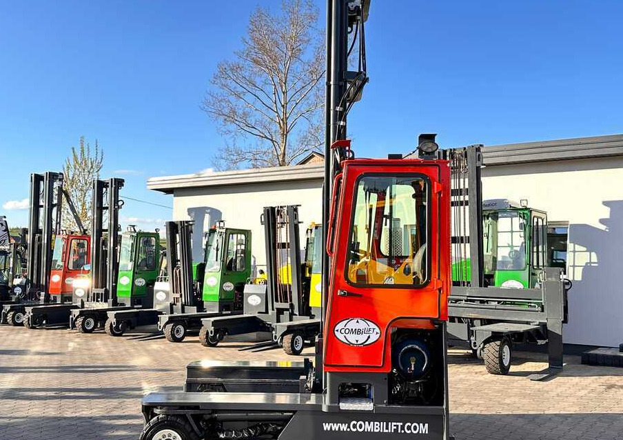 Combilift COMBILIFT C4000 – TRIPLEX 9300 mm – Year 2017 – GAS – FREE LIFT – FORK SIDE SHIFT – CONDITION 5/5 - Chariot multidirectionnel: photos 3 Combilift COMBILIFT C4000 – TRIPLEX 9300 mm – Year 2017 – GAS – FREE LIFT – FORK SIDE SHIFT – CONDITION 5/5 - Chariot multidirectionnel: photos 3
