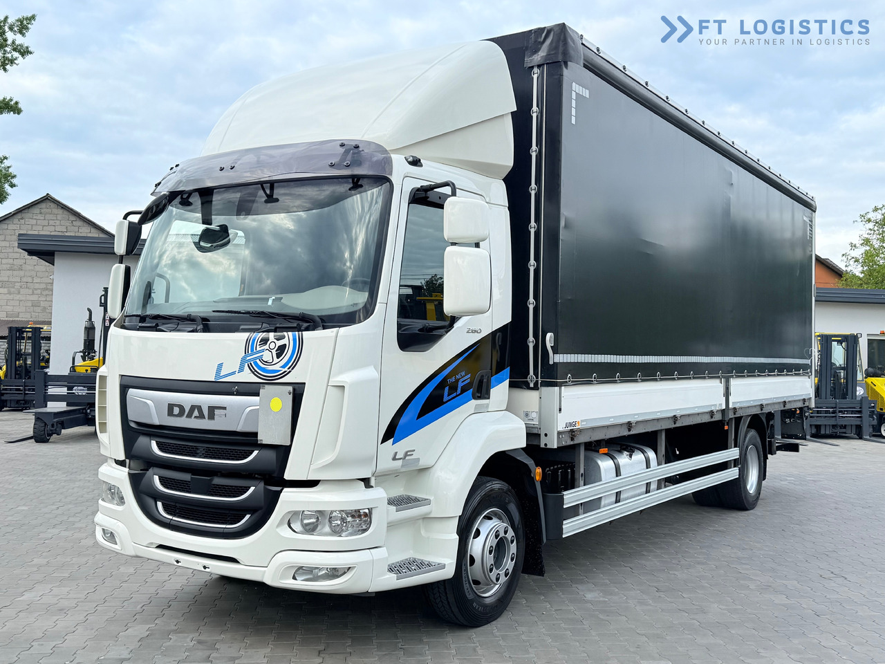 DAF LF 260 FA / AUTOMATIC / 9,255 kg PAYLOAD / 4x2 / 18 PALLETS / TAIL LIFT / SIDE BOARDS / EXCELLENT CONDITION! - Camion à rideaux coulissants: photos 2 DAF LF 260 FA / AUTOMATIC / 9,255 kg PAYLOAD / 4x2 / 18 PALLETS / TAIL LIFT / SIDE BOARDS / EXCELLENT CONDITION! - Camion à rideaux coulissants: photos 2
