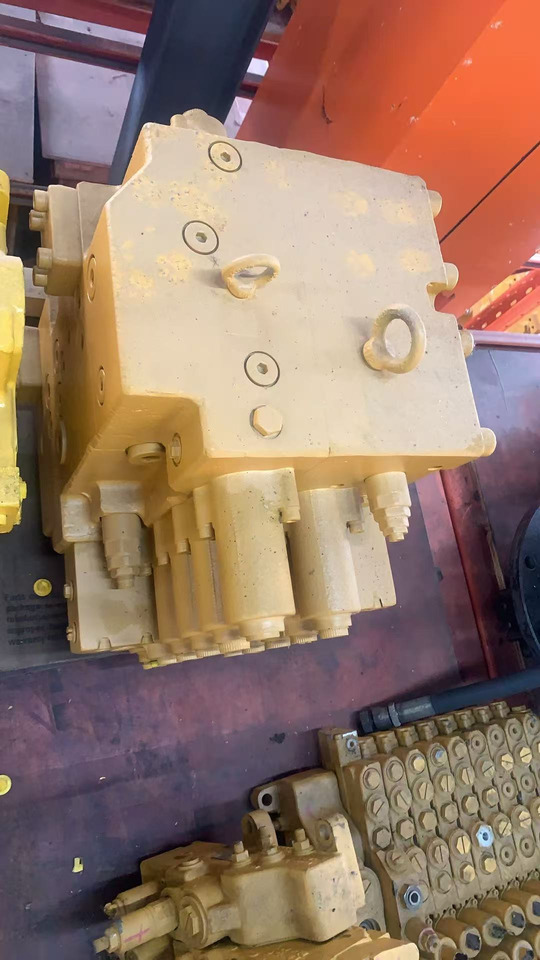 HYUNDAI R210-7 - Valve hydraulique pour Pelle: photos 2 HYUNDAI R210-7 - Valve hydraulique pour Pelle: photos 2