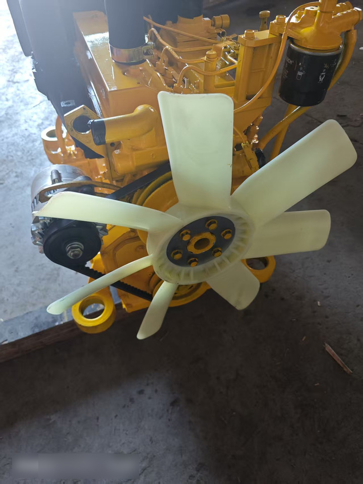 KOMATSU 4D95LE - Moteur pour Pelle: photos 2 KOMATSU 4D95LE - Moteur pour Pelle: photos 2