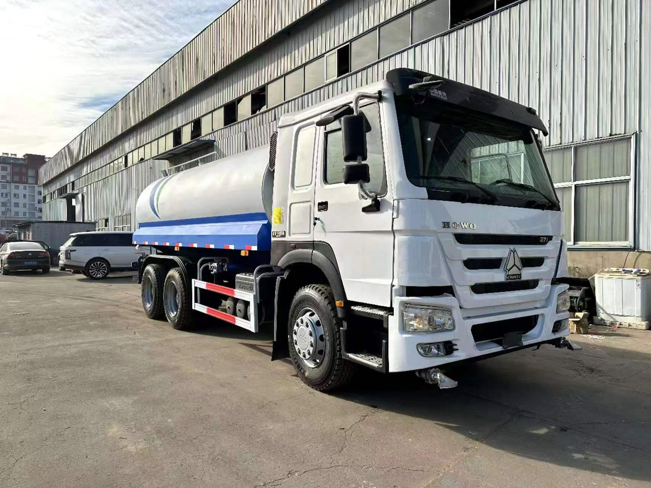 SINOTRUK 20 cubic meters tanker - Camion citerne: photos 1 SINOTRUK 20 cubic meters tanker - Camion citerne: photos 1
