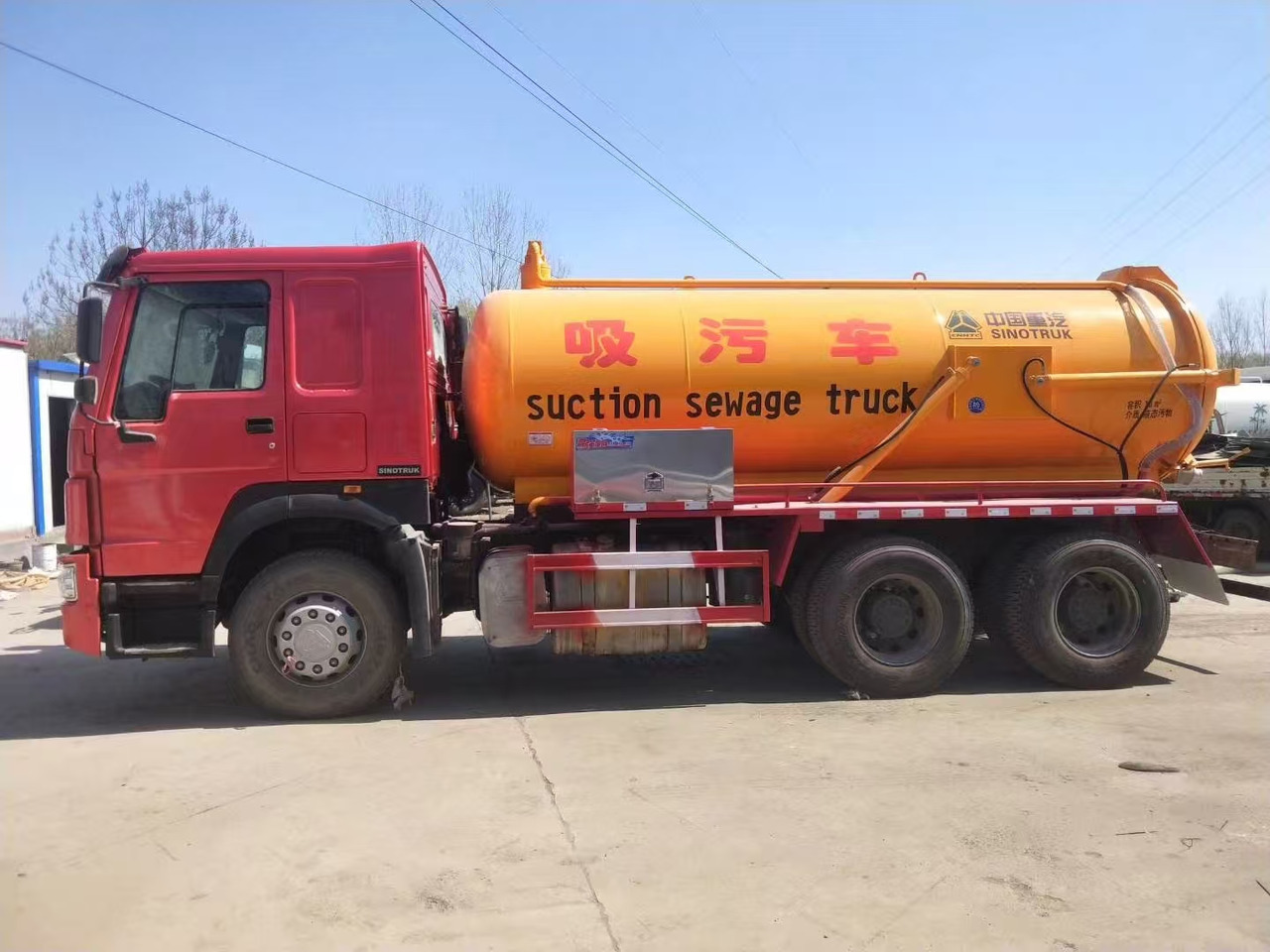 SINOTRUK SINOTRUK 336 suction sewage truck - Camion porte-conteneur/ Caisse mobile: photos 1 SINOTRUK SINOTRUK 336 suction sewage truck - Camion porte-conteneur/ Caisse mobile: photos 1