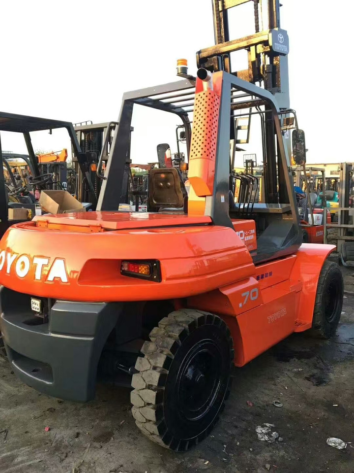 TOYOTA 7 tons 2 stages - Chariot élévateur diesel: photos 1 TOYOTA 7 tons 2 stages - Chariot élévateur diesel: photos 1