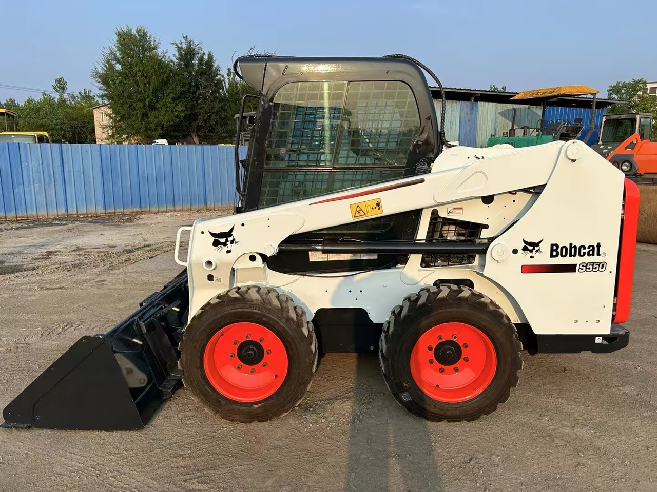 BOBCAT High Performance Low Hours Excellent Condition Reliable Second Hand Bobcat S550 Skid Steer Loader in Stock for Sale - Mini chargeuse: photos 2 BOBCAT High Performance Low Hours Excellent Condition Reliable Second Hand Bobcat S550 Skid Steer Loader in Stock for Sale - Mini chargeuse: photos 2