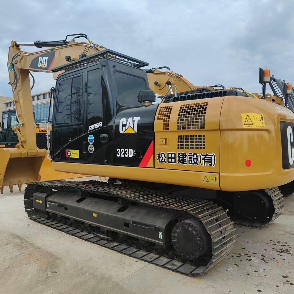 Used high quality excavator CAT 323D2L Made in Japan - Pelle sur chenille: photos 2 Used high quality excavator CAT 323D2L Made in Japan - Pelle sur chenille: photos 2