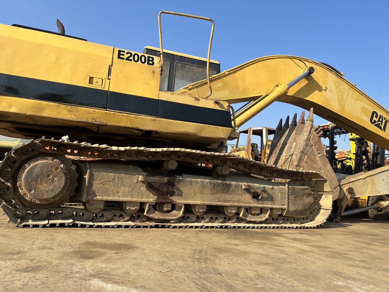 CATERPILLAR E200 - Pelle sur chenille: photos 3 CATERPILLAR E200 - Pelle sur chenille: photos 3