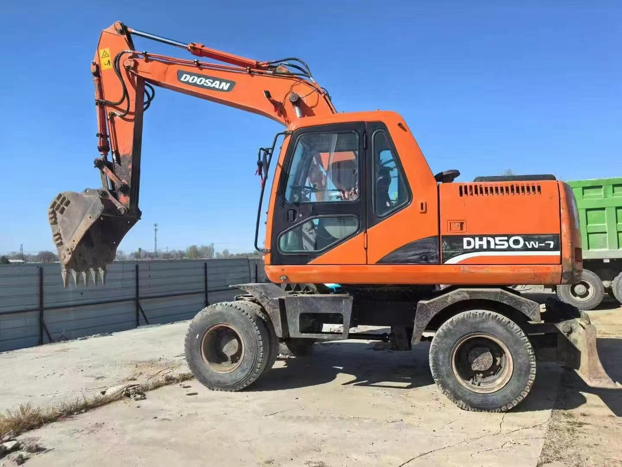DOOSAN DH150W-7 - Pelle sur pneus: photos 2 DOOSAN DH150W-7 - Pelle sur pneus: photos 2