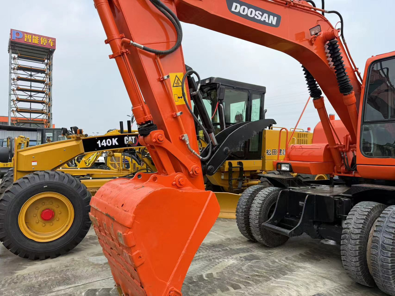 DOOSAN DH150W-7 - Pelle sur pneus: photos 2 DOOSAN DH150W-7 - Pelle sur pneus: photos 2