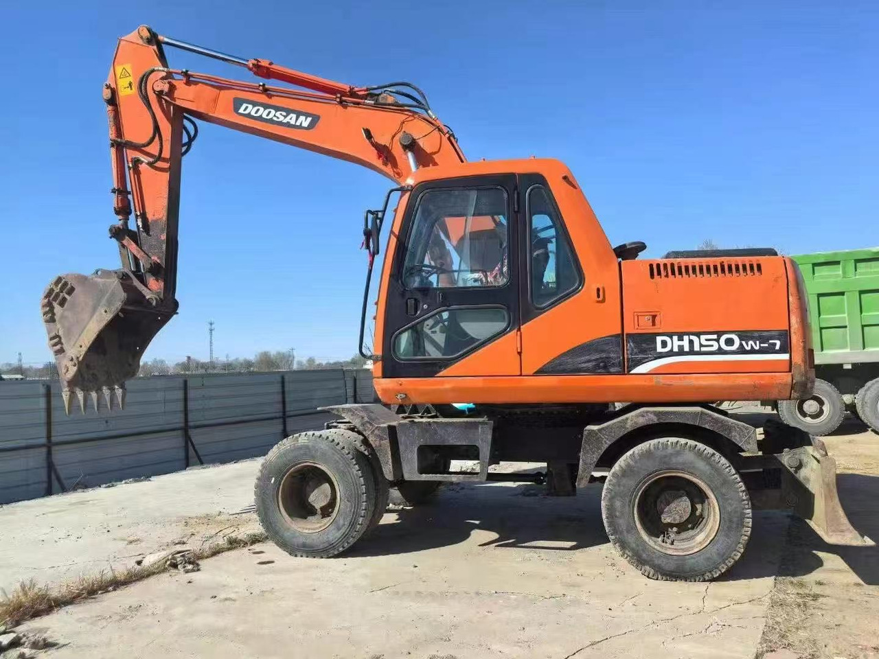DOOSAN DH150W-7 - Pelle sur pneus: photos 3 DOOSAN DH150W-7 - Pelle sur pneus: photos 3