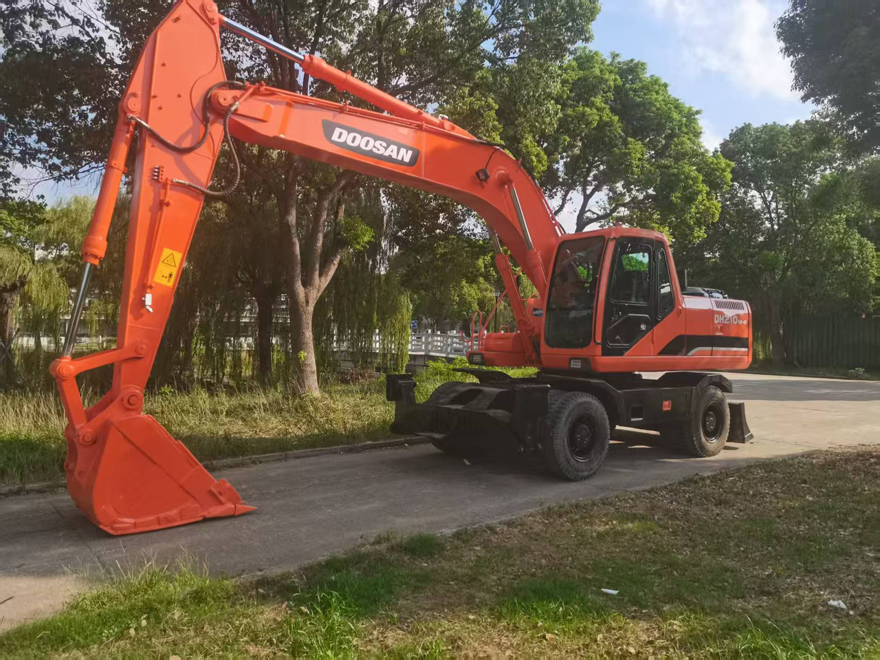 DOOSAN DH210W-9C - Pelle sur pneus: photos 2 DOOSAN DH210W-9C - Pelle sur pneus: photos 2