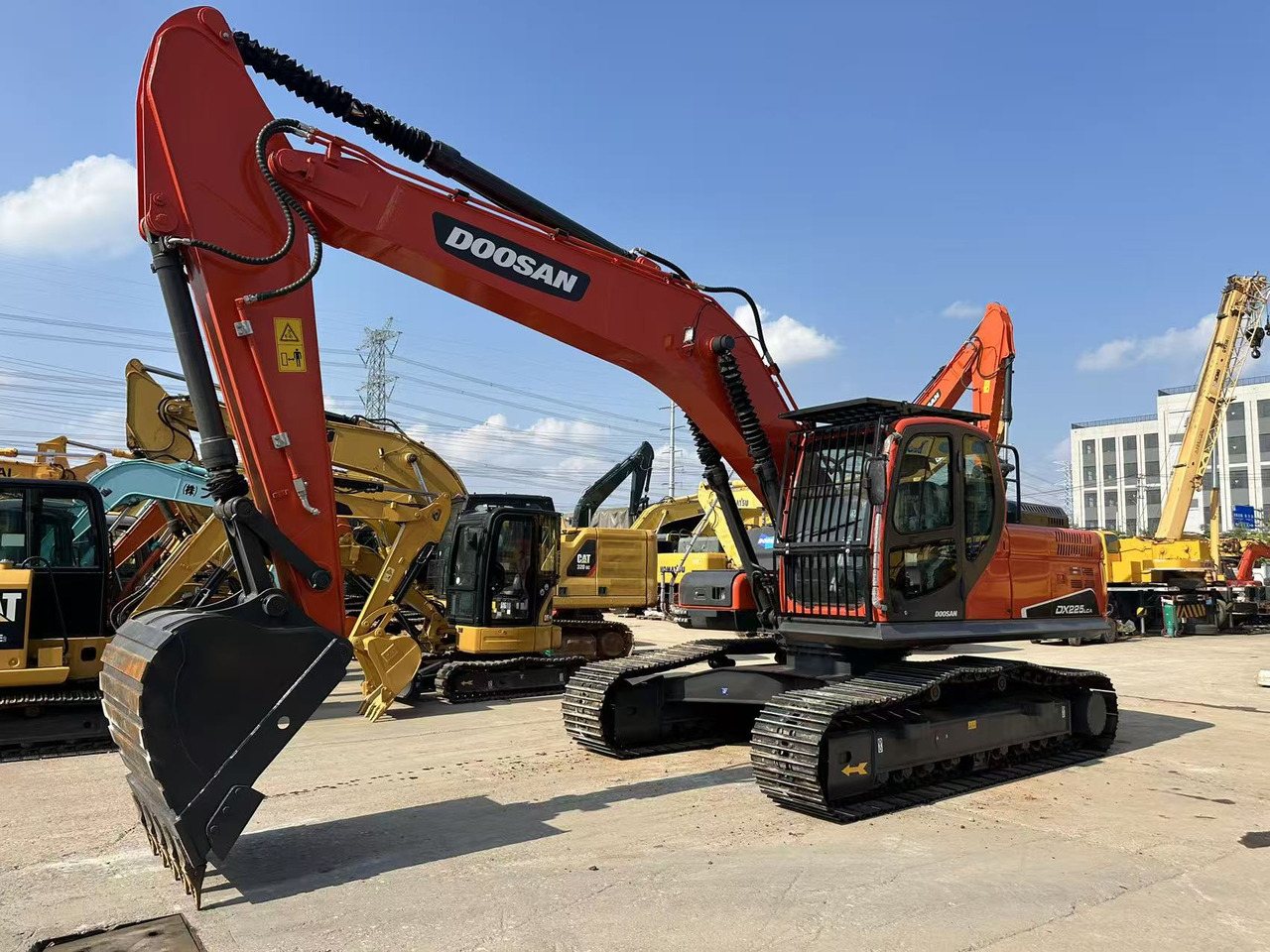 DOOSAN DX225LCA - Pelle sur chenille: photos 1 DOOSAN DX225LCA - Pelle sur chenille: photos 1