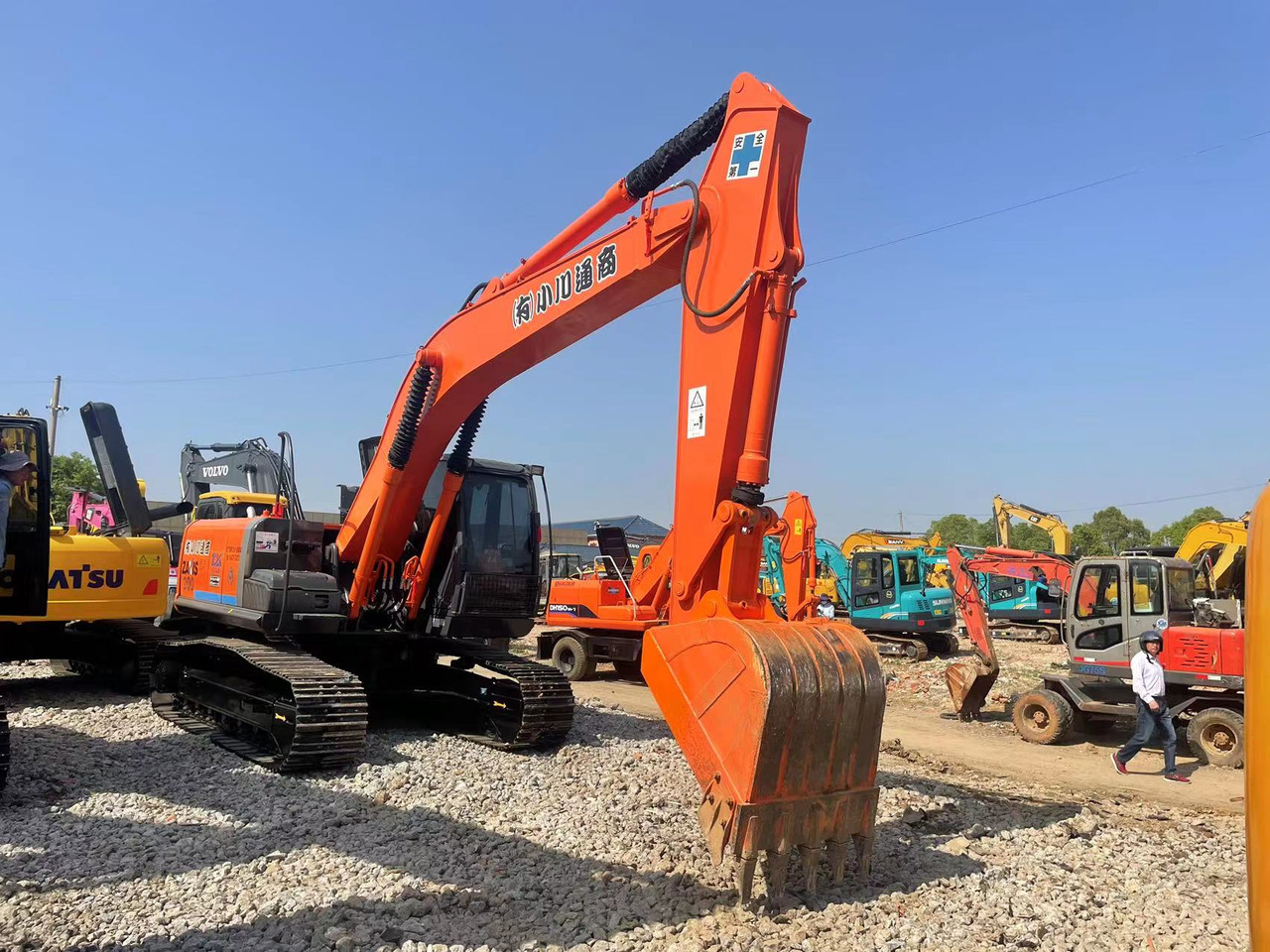 HITACHI ZX200-3 - Pelle sur chenille: photos 2 HITACHI ZX200-3 - Pelle sur chenille: photos 2