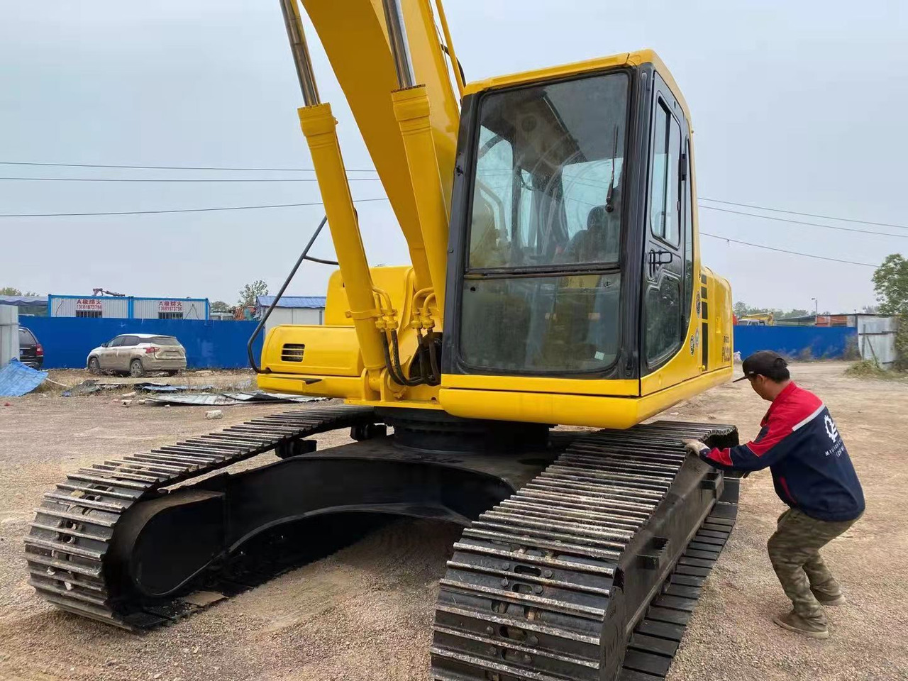 KOMATSU PC220-6 - Pelle sur chenille: photos 5 KOMATSU PC220-6 - Pelle sur chenille: photos 5