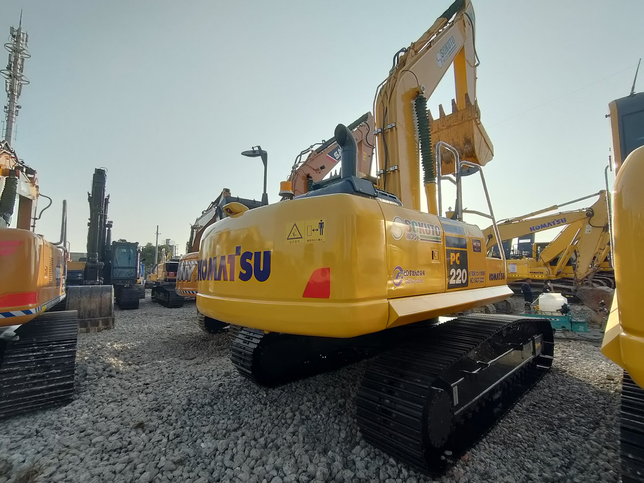 KOMATSU PC220-8 - Pelle sur chenille: photos 3 KOMATSU PC220-8 - Pelle sur chenille: photos 3