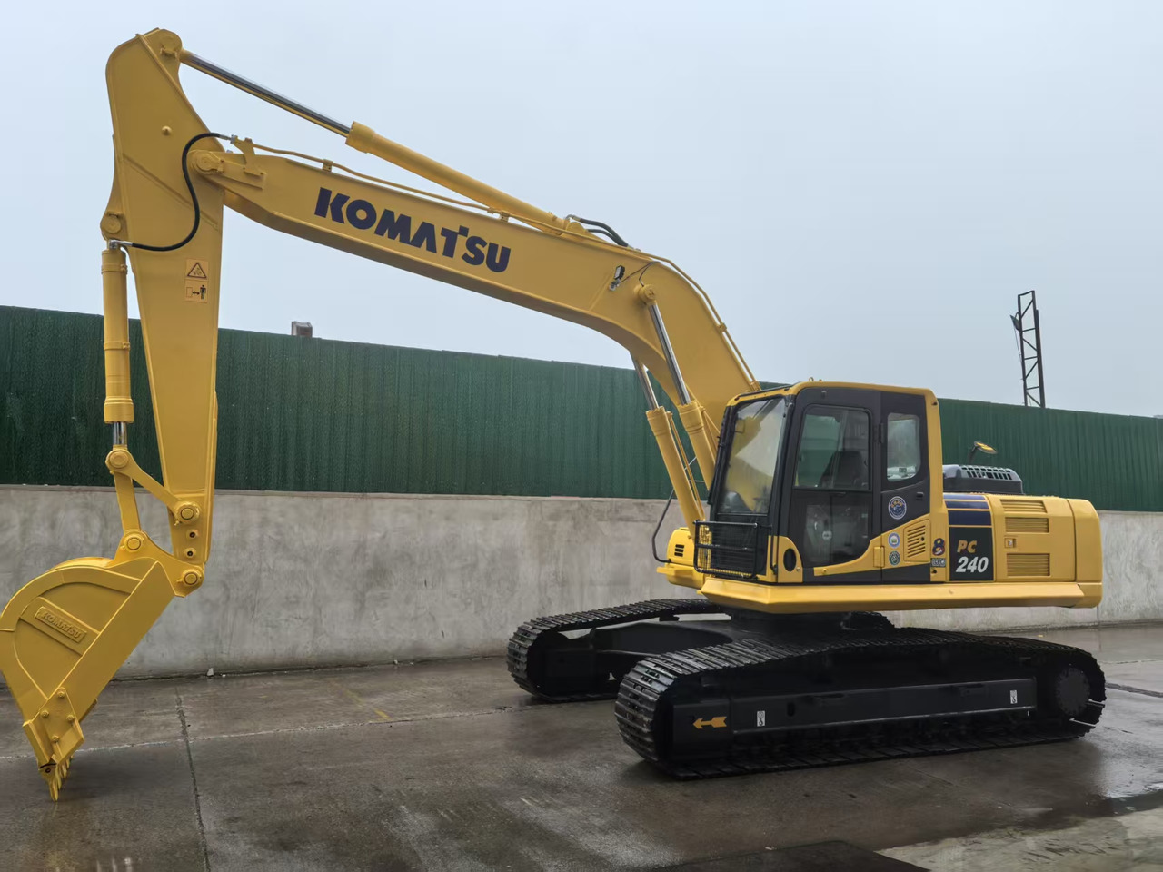 KOMATSU PC240LC-8M0 - Pelle sur chenille: photos 3 KOMATSU PC240LC-8M0 - Pelle sur chenille: photos 3