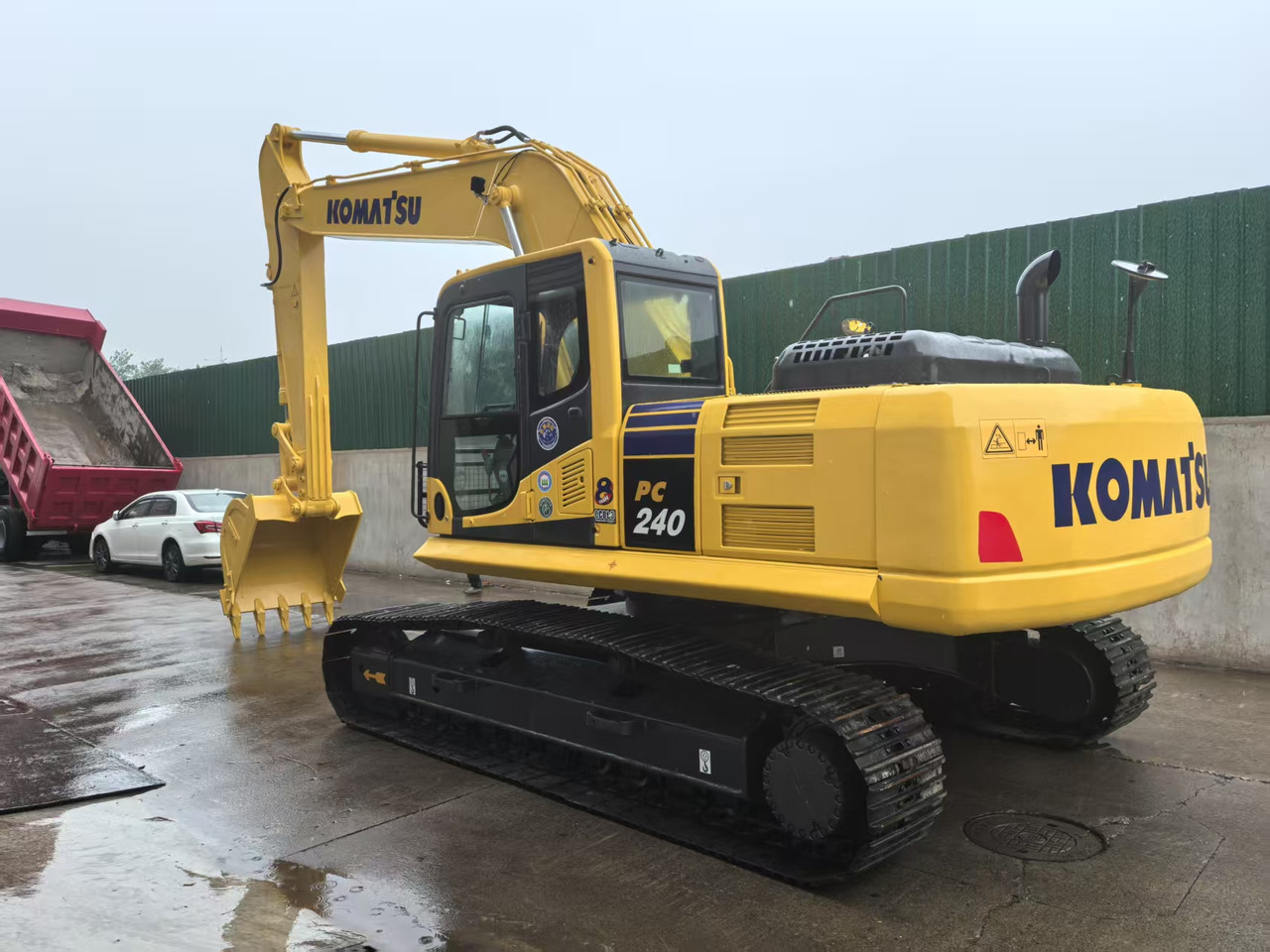 KOMATSU PC240LC-8M0 - Pelle sur chenille: photos 4 KOMATSU PC240LC-8M0 - Pelle sur chenille: photos 4