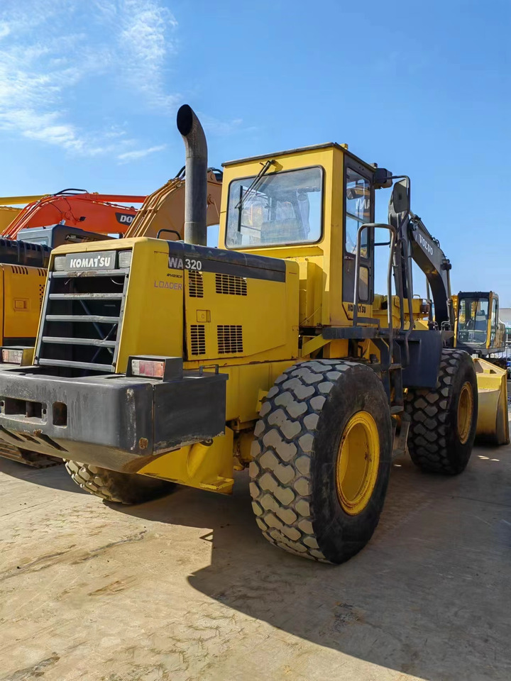 KOMATSU WA320-3 - Chargeuse sur pneus: photos 1 KOMATSU WA320-3 - Chargeuse sur pneus: photos 1