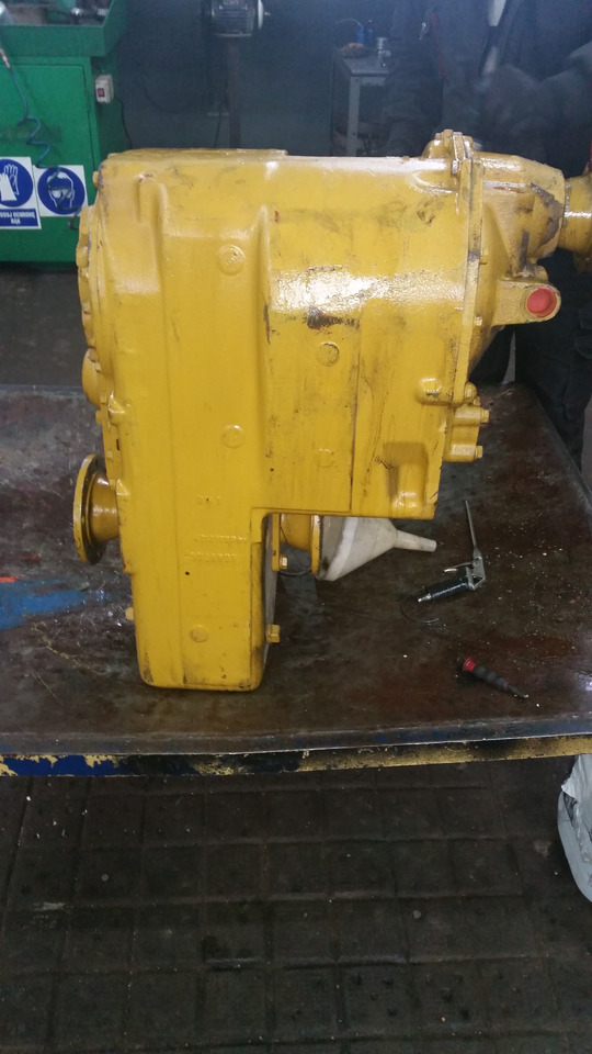 Skrzynia biegów Clark R28000 do Clark R24000, R28000, R32000, R34000, R36000 - Boîte de vitesse pour Engins de chantier: photos 1 Skrzynia biegów Clark R28000 do Clark R24000, R28000, R32000, R34000, R36000 - Boîte de vitesse pour Engins de chantier: photos 1