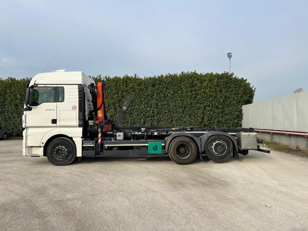 MAN TGX 26.480 SCARRABILE CON GRU DIETRO CABINA - Camion ampliroll: photos 3 MAN TGX 26.480 SCARRABILE CON GRU DIETRO CABINA - Camion ampliroll: photos 3