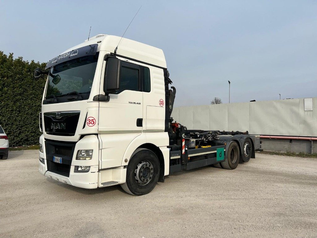 MAN TGX 26.480 SCARRABILE CON GRU DIETRO CABINA - Camion ampliroll: photos 1 MAN TGX 26.480 SCARRABILE CON GRU DIETRO CABINA - Camion ampliroll: photos 1