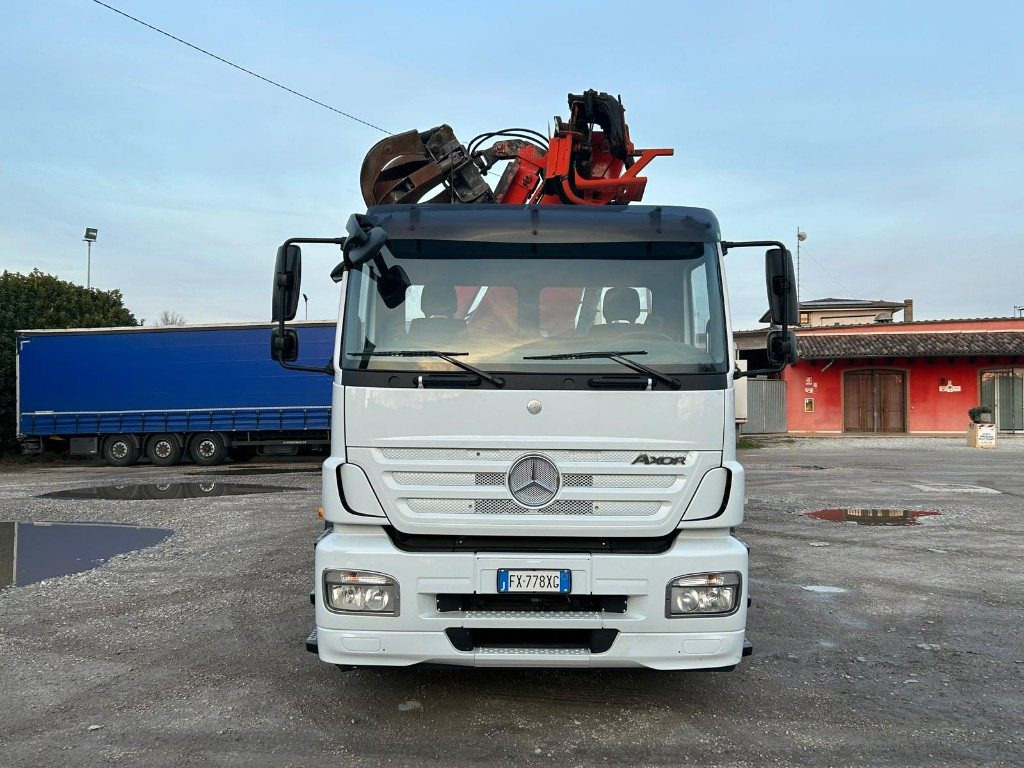 MERCEDES-BENZ MERCEDES AXOR 2533 SCARRABILE CON GRU E POLIPO - Camion ampliroll: photos 1 MERCEDES-BENZ MERCEDES AXOR 2533 SCARRABILE CON GRU E POLIPO - Camion ampliroll: photos 1
