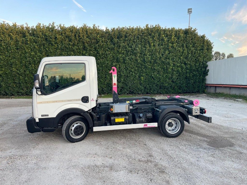 NISSAN NT400 SCARRABILE PATENTE B - Camion ampliroll: photos 2 NISSAN NT400 SCARRABILE PATENTE B - Camion ampliroll: photos 2