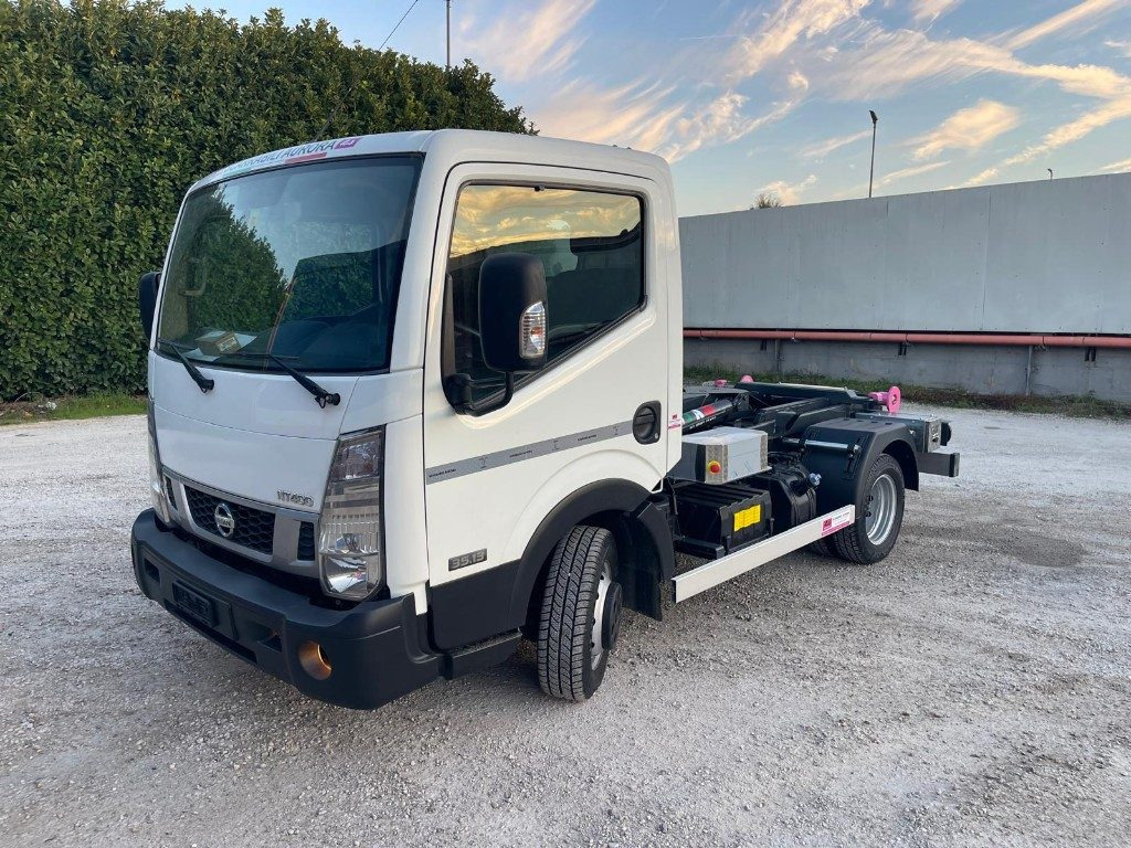 NISSAN NT400 SCARRABILE PATENTE B - Camion ampliroll: photos 1 NISSAN NT400 SCARRABILE PATENTE B - Camion ampliroll: photos 1