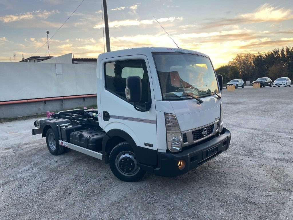 NISSAN NT400 SCARRABILE PATENTE B - Camion ampliroll: photos 3 NISSAN NT400 SCARRABILE PATENTE B - Camion ampliroll: photos 3