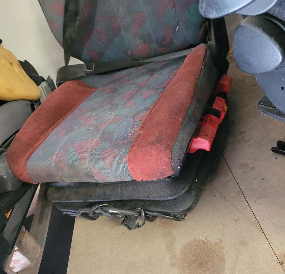 FOTEL KIEROWCY MERCEDES ATEGO CHWALIM116 - Siège pour Camion: photos 2 FOTEL KIEROWCY MERCEDES ATEGO CHWALIM116 - Siège pour Camion: photos 2