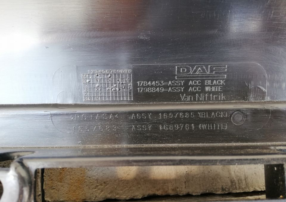 GRILL ATRAPA DAF CF NOWY ORYGINAŁ 1784453 - Calandre pour Camion: photos 5 GRILL ATRAPA DAF CF NOWY ORYGINAŁ 1784453 - Calandre pour Camion: photos 5