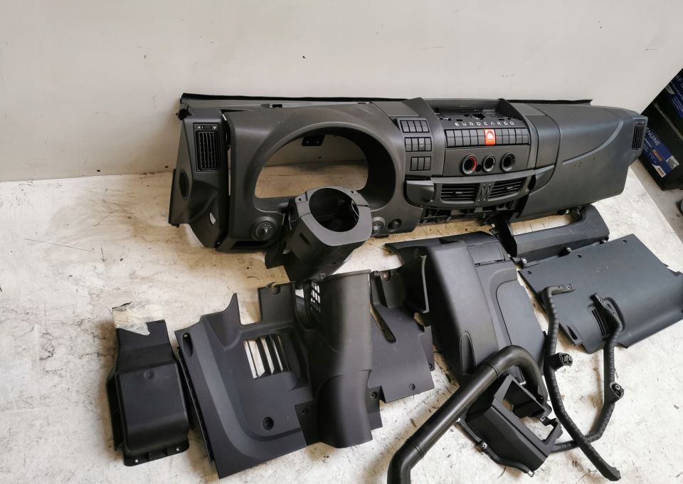 KONSOLA IVECO EUROCARGO EURO6 - Panel de instrumentos pour Camion: photos 2 KONSOLA IVECO EUROCARGO EURO6 - Panel de instrumentos pour Camion: photos 2