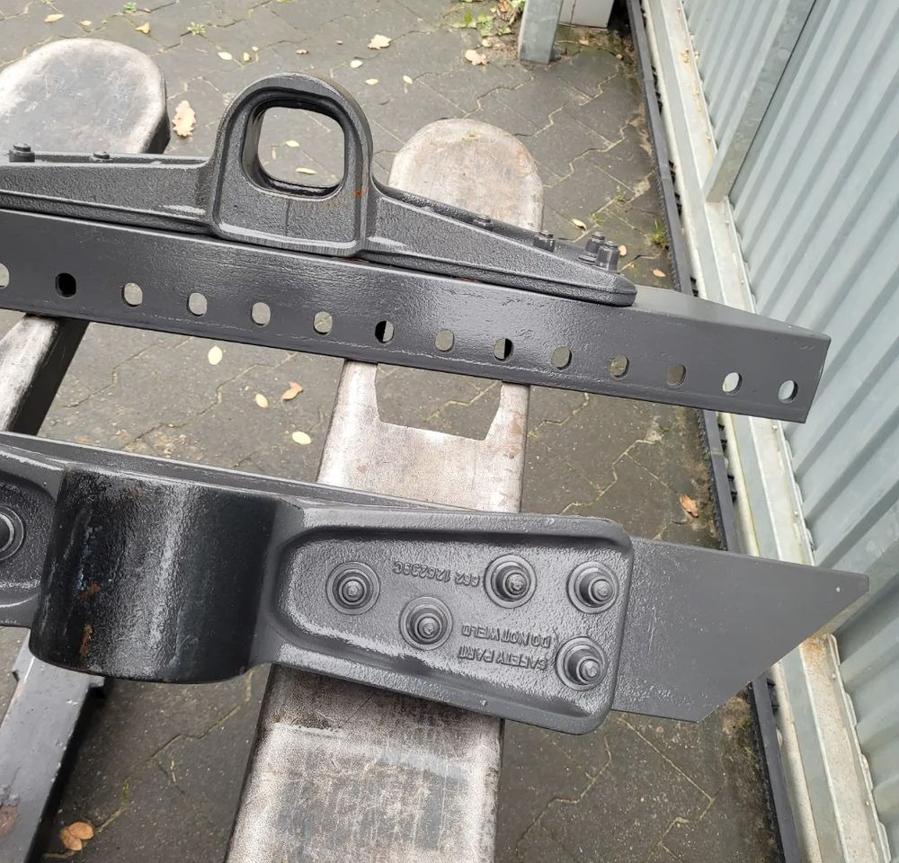 ŁAPY MOCOWANIE SIODLA VOLVO HOLLAND 126239C - Sellette d'attelage pour Camion: photos 3 ŁAPY MOCOWANIE SIODLA VOLVO HOLLAND 126239C - Sellette d'attelage pour Camion: photos 3